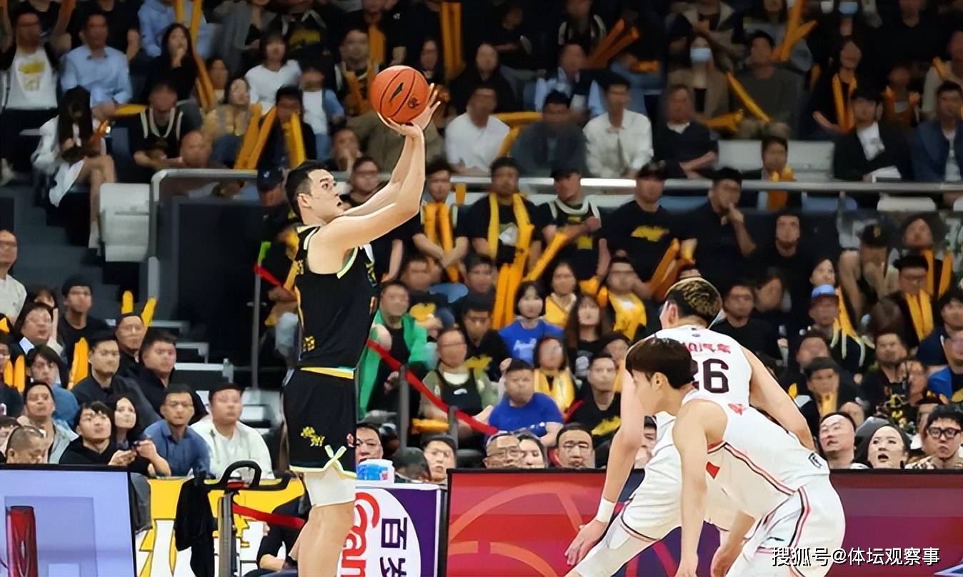 包含全队奋力追赶，球员团结一心奉献拼搏精神的词条