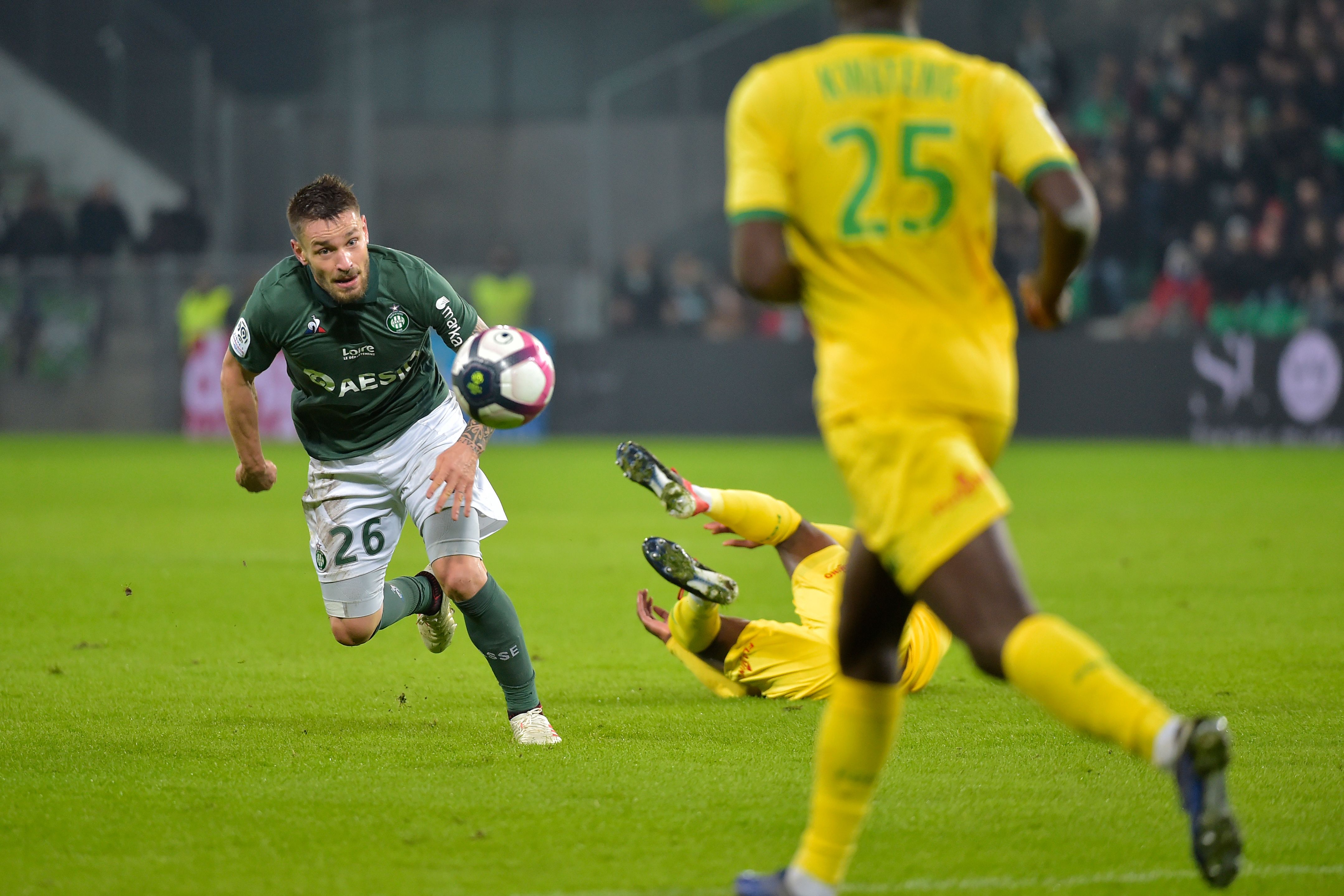 包含奥萨苏红牌遭罚下，里昂客场-平特鲁瓦的词条