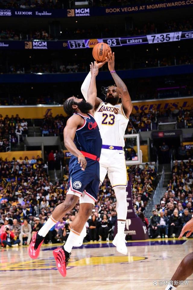 詹姆斯助攻队友破门，率领球队胜利