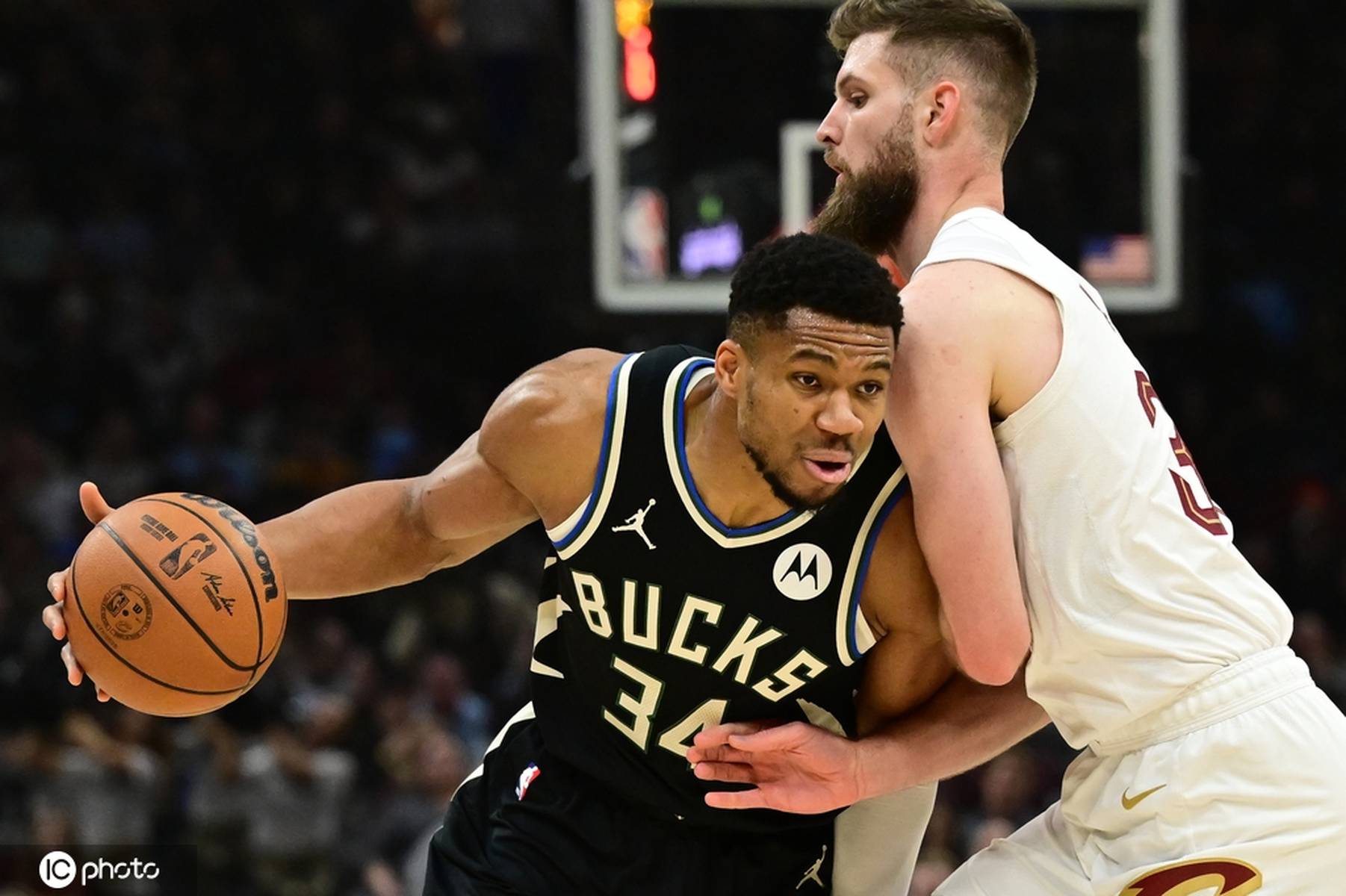 雄鹿队核心伤愈归来,带领球队逆转取胜的简单介绍 雄鹿队核心伤愈归来,带领球队逆转取胜的简单介绍