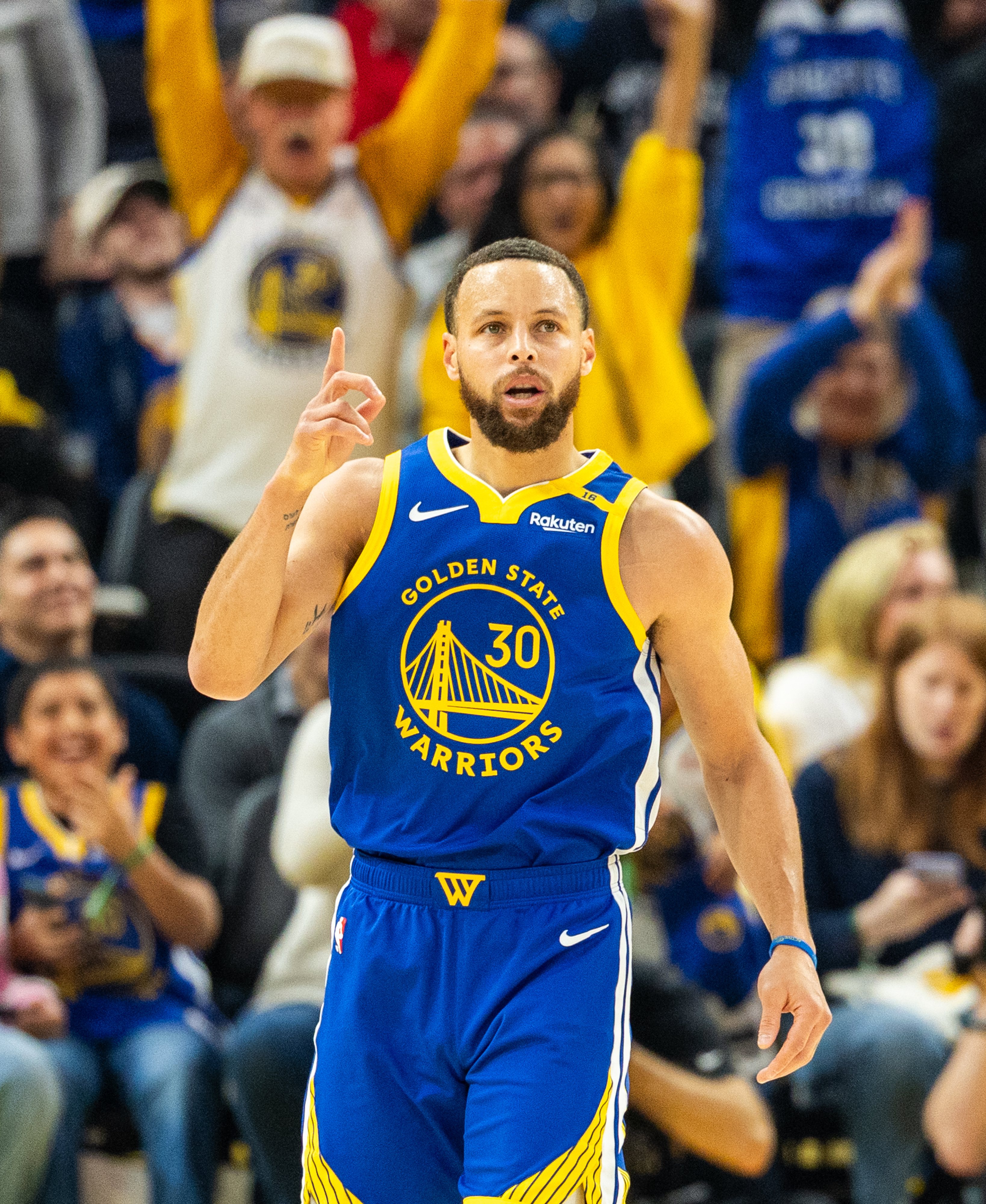 勇士队后卫球员成为比赛关键人物