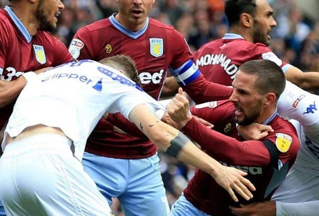 足球比赛中球员厮打–比赛中发生冲突