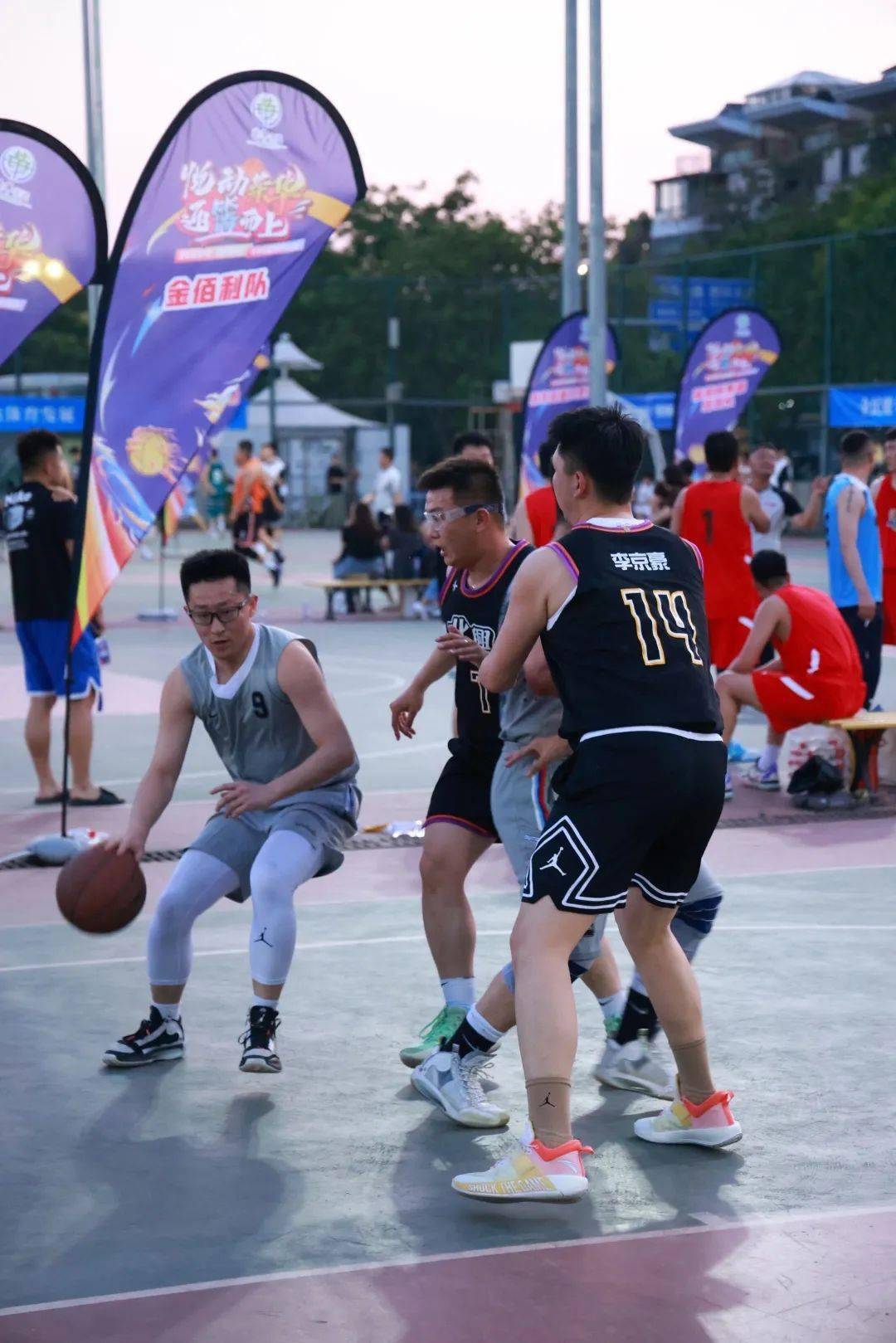 纷纷扎堆,篮球赛事呼声高涨 纷纷扎堆,篮球赛事呼声高涨