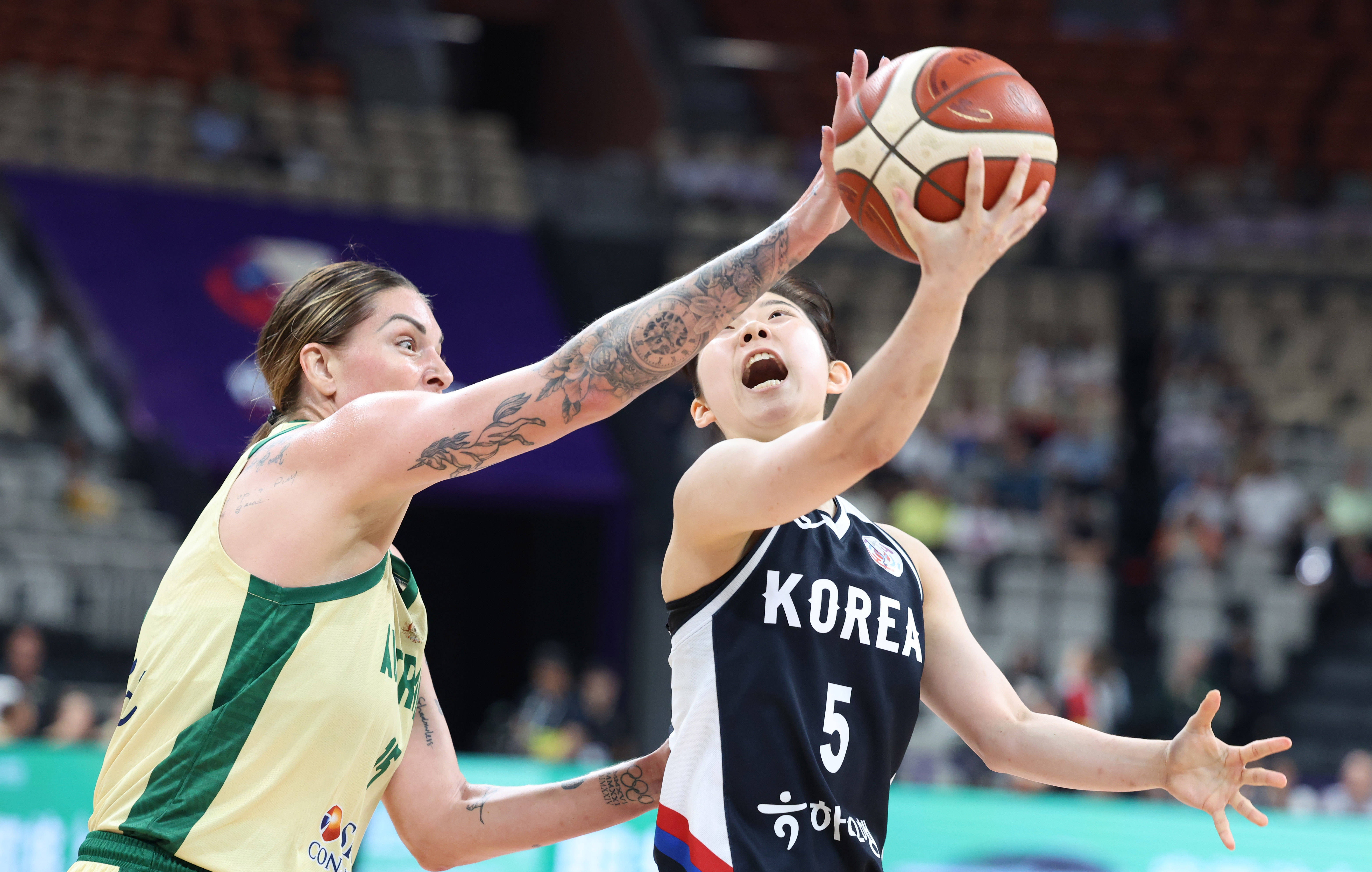 包含亚洲杯：澳大利亚队后卫稳固的词条