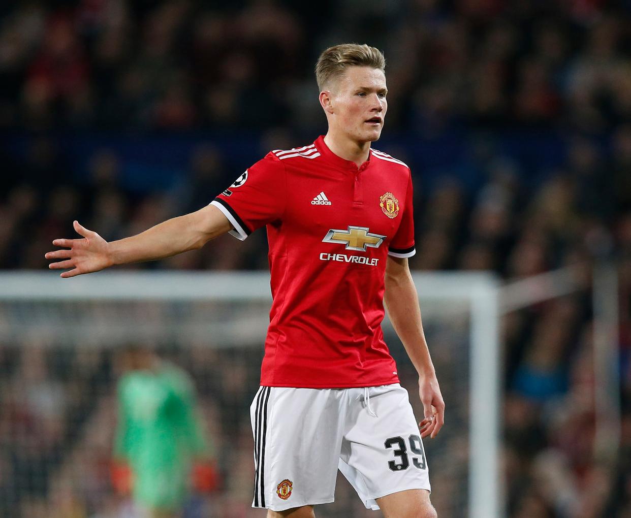 曼联中场核心因伤退出赛季,球队困境重重 曼联中场核心因伤退出赛季,球队困境重重