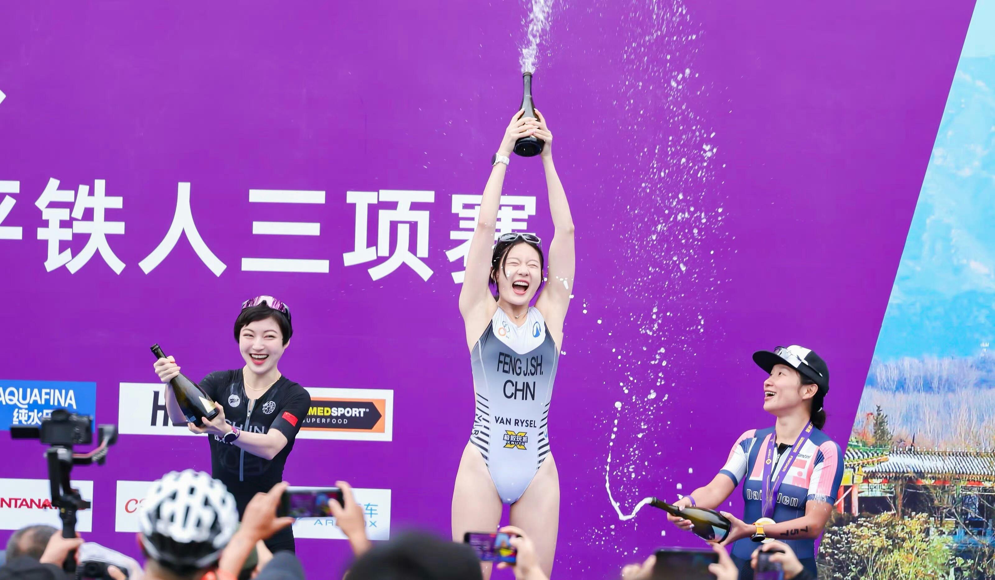 包含美妙瞬间定格,运动员赢得掌声和赞扬的词条 包含美妙瞬间定格,运动员赢得掌声和赞扬的词条