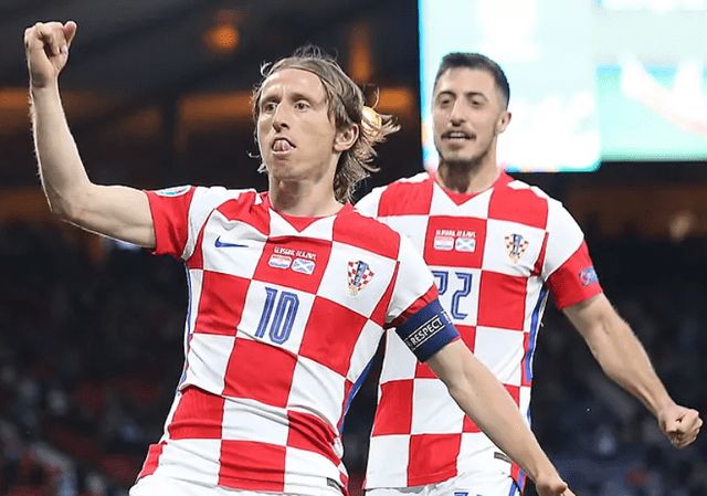 两队实力相当，比赛上演白热化对决