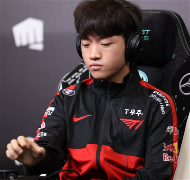 EG绝杀T1,Deft拿下关键大龙四强赛2:0(巴黎) EG绝杀T1,Deft拿下关键大龙四强赛2:0(巴黎)