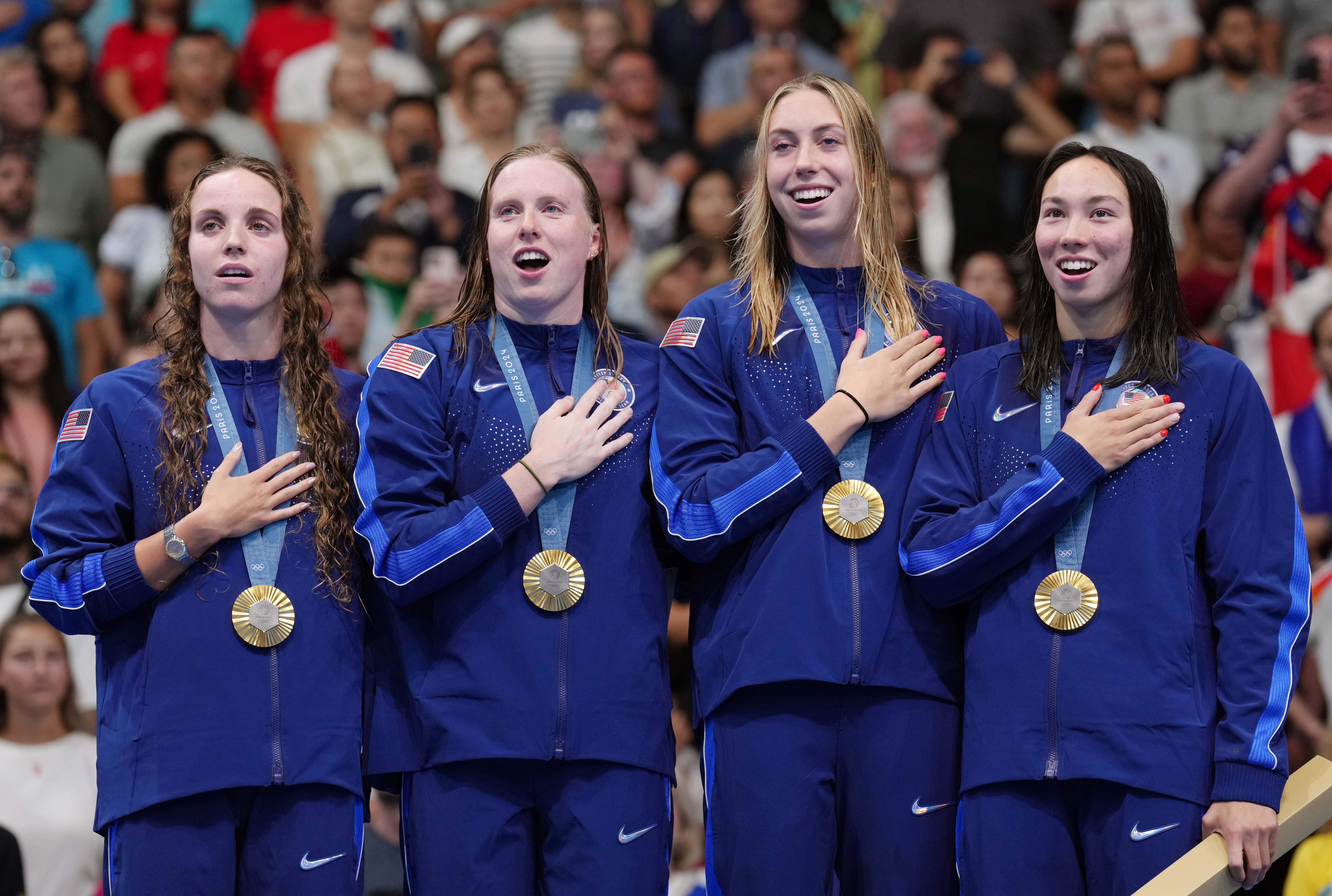 美国女子游泳4x200米自由泳接力夺冠，刷新世界纪录