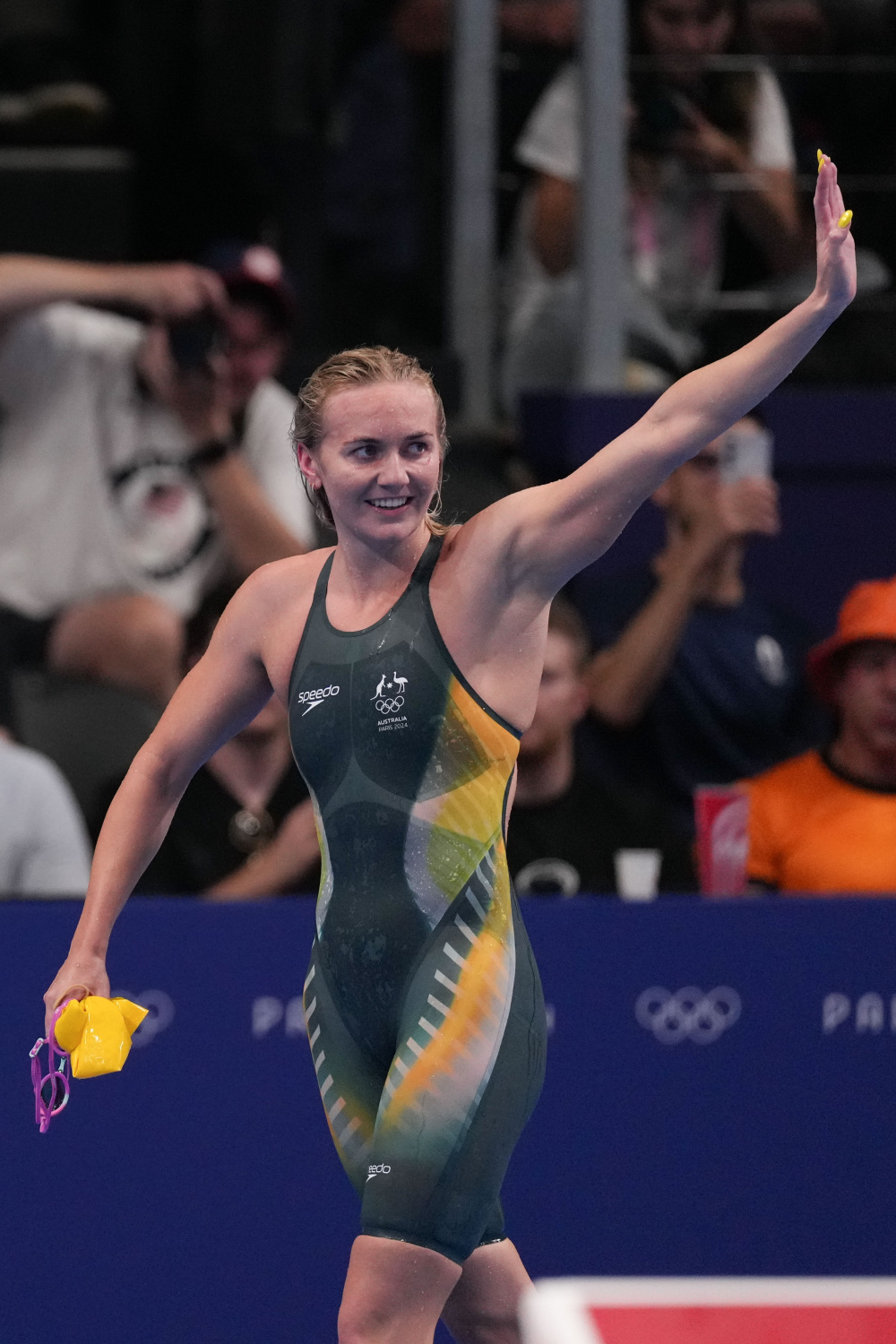 美国女子游泳4x200米自由泳接力夺冠，刷新世界纪录