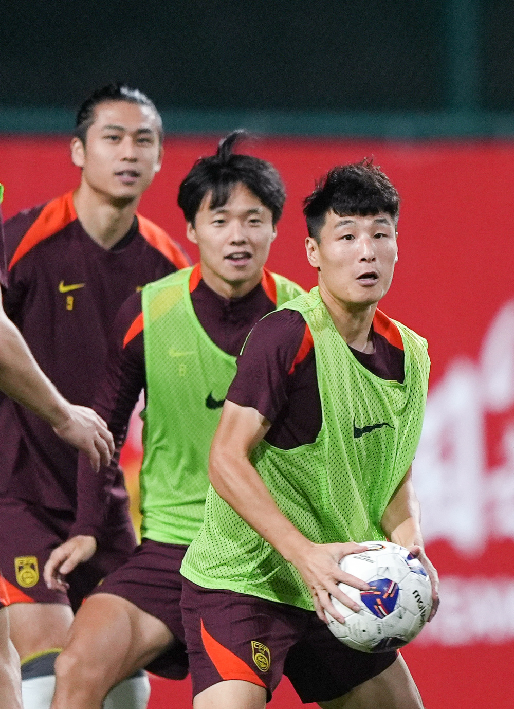 中国足球比赛中球员风采耀眼绽放