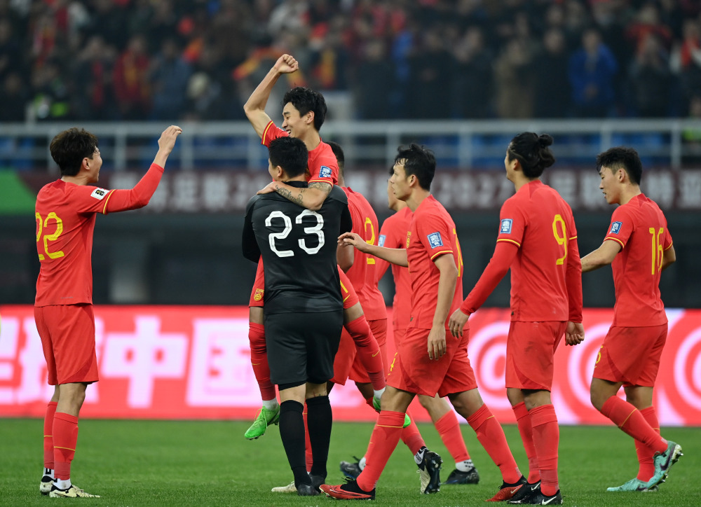 中国足球比赛中球员风采耀眼绽放