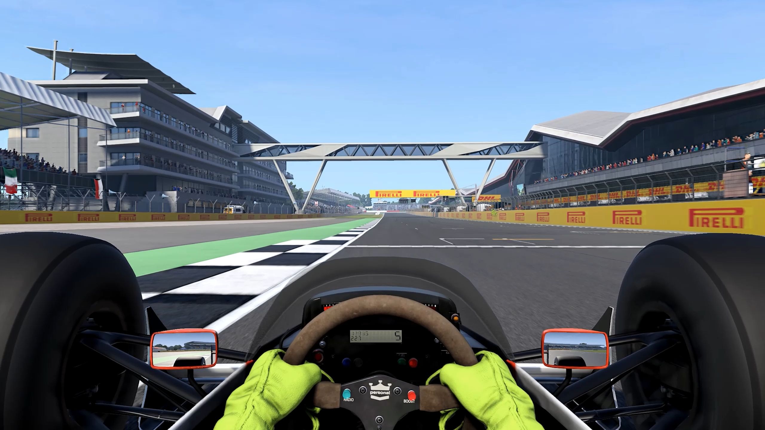 迈凯伦横扫阿斯顿马丁，勒克莱尔刷新纪录