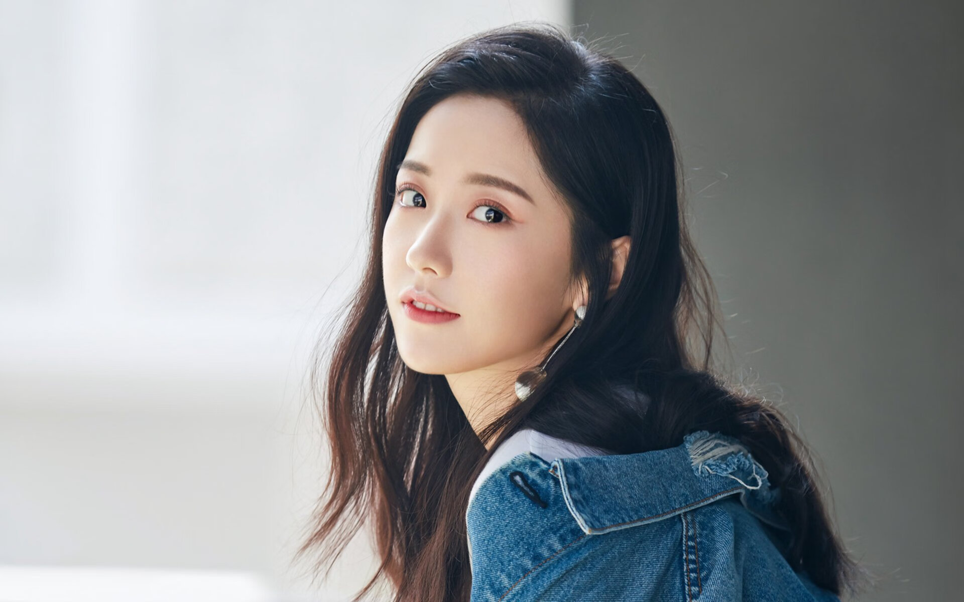 钢铁锁链与红色风暴，霍勒迪硬仗之王独撑防线，公牛火力全开压制雄鹿