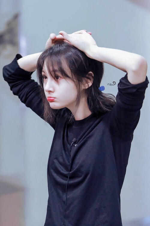 皮克全场闪耀引热议，苏格兰险胜曼联演绎经典对决