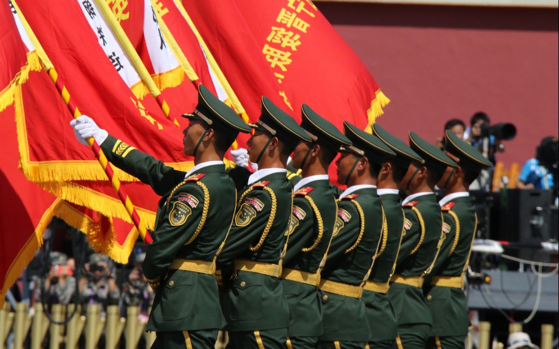 双线激战，F1新赛季揭幕战焦点与乌克兰击穿奥地利防线